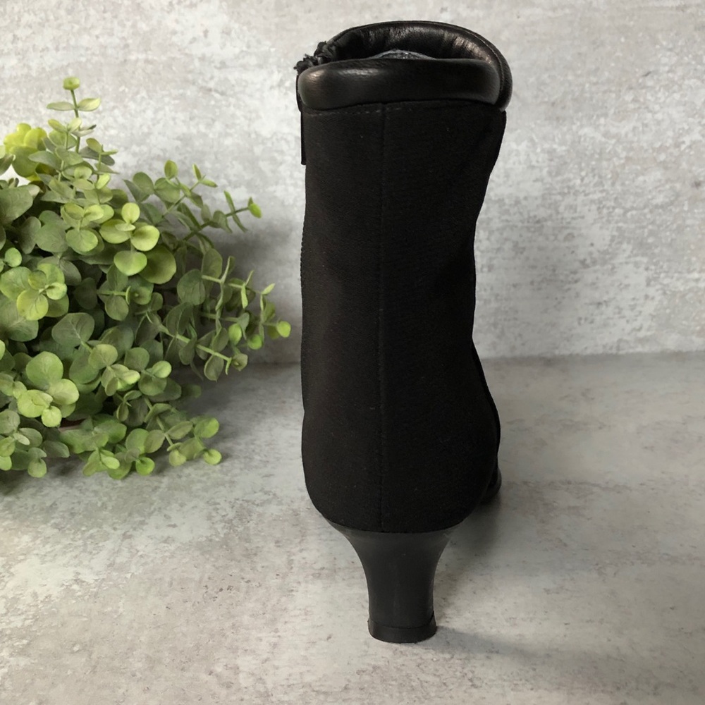 Stuart Weiztman Kitten Heel Gore Tex Boot 5.5 M - Picture 5 of 16